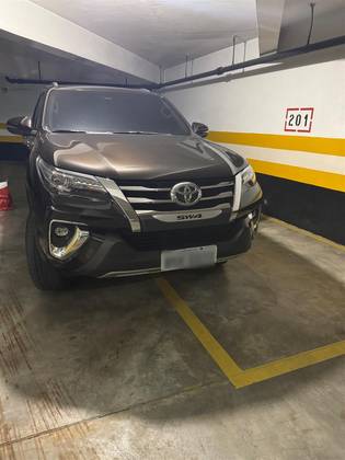 TOYOTA HILUX SW4 2.8 SRX 4X4 7 LUGARES 16V TURBO INTERCOOLER DIESEL 4P AUTOMÁTICO